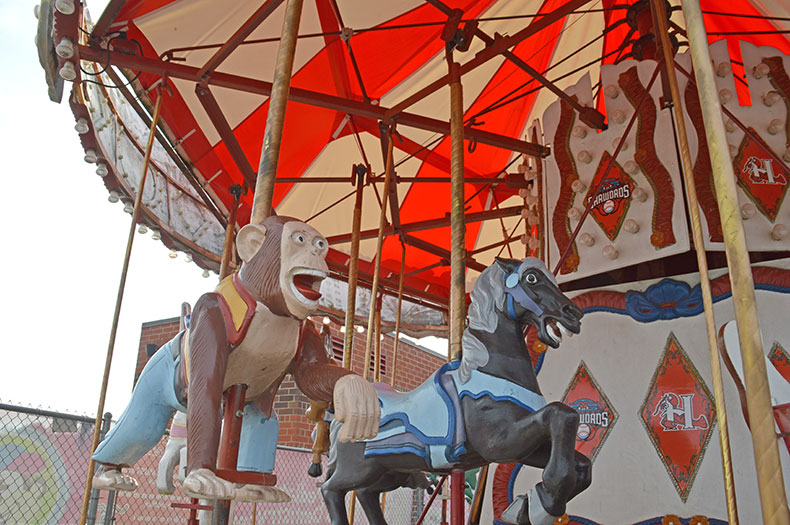 Crawdad carousel