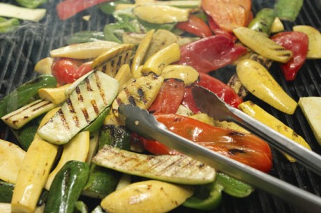 How to grill meats, fruits and vegetables