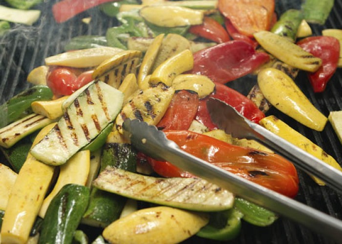 How to grill meats, fruits and vegetables