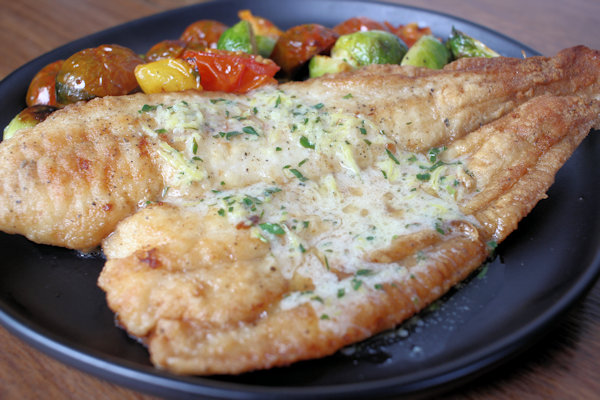Flounder Fillets with Lemon Butter Sauce 